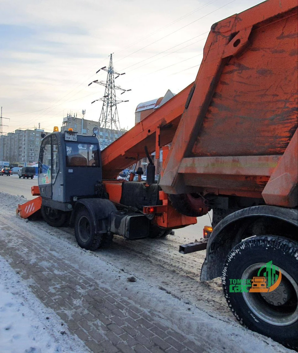 Для безопасности во время снегопадов на основных улицах Томска будут разметать снег