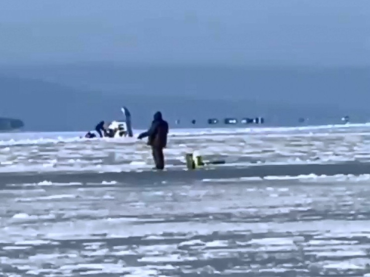 Жертва рыбацкой страсти: во Владивостоке водитель едва успел покинуть  тонущий автомобиль - KP.RU