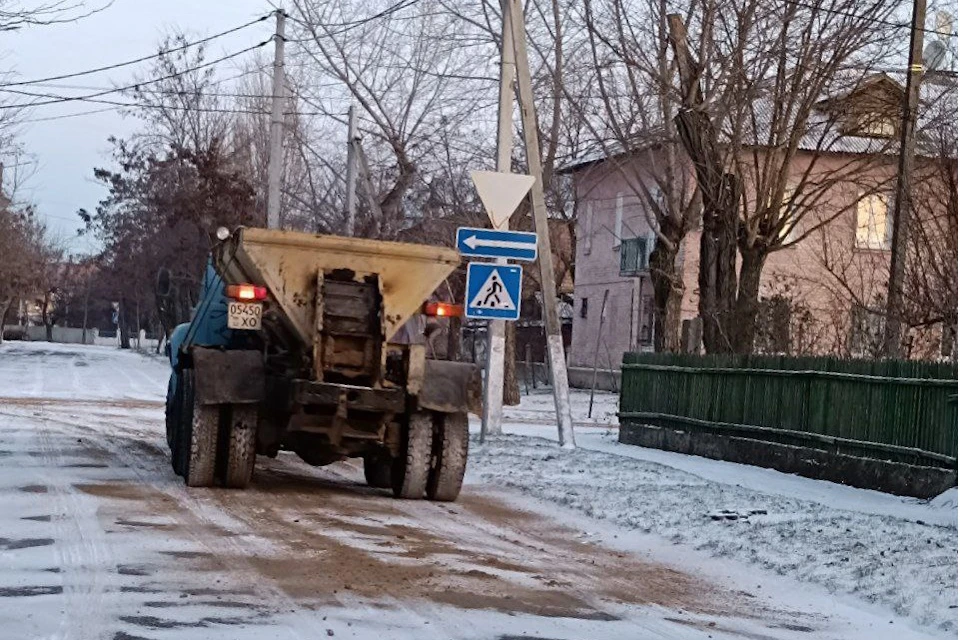 Коммунальщики Новой Каховки производят обработку улиц Фото: Новокаховская администрация