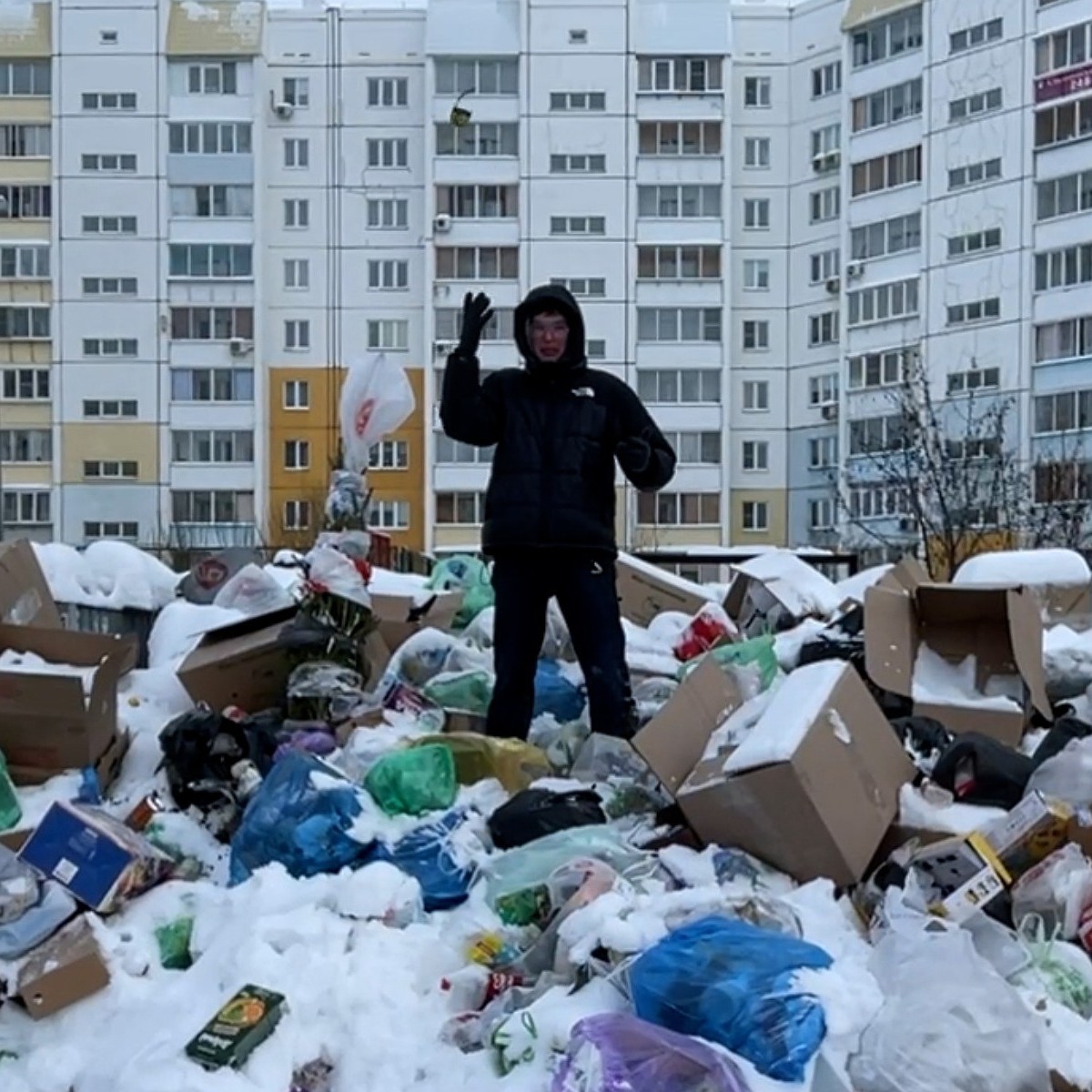 Вот такой вышины, необъятной ширины: замерили с рулеткой горы мусора и  снега в Челябинске - KP.RU