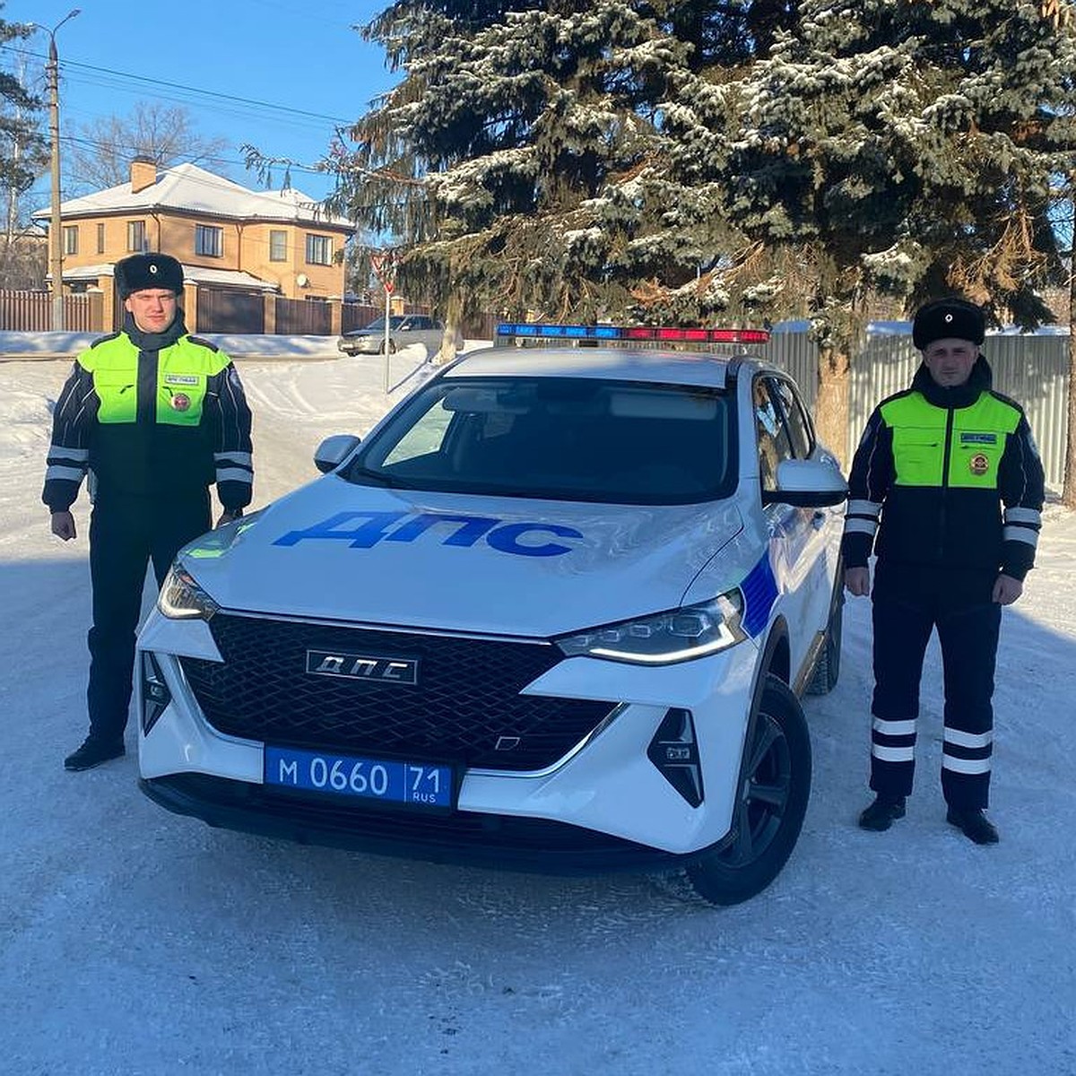 В Тульской области автоинспекторы оказали помощь замерзающей на дороге  семье - KP.RU