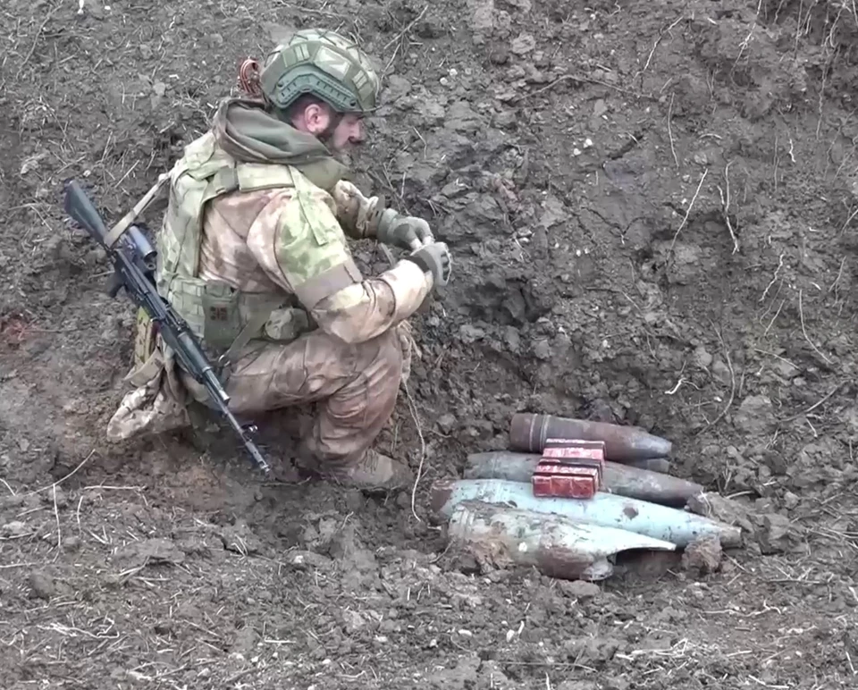 Российские военные обезвреживают боеприпасы. Фото - скриншот с видео