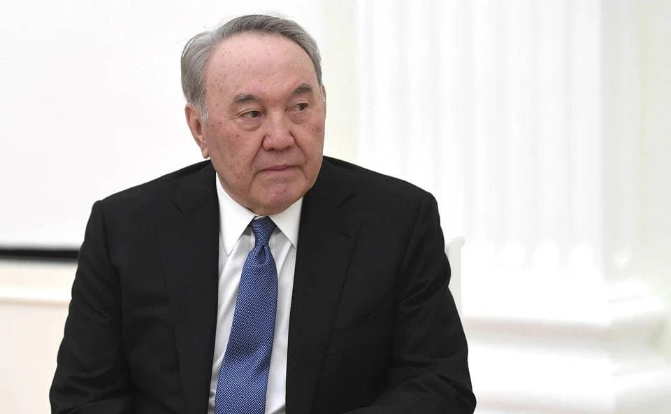 В Астане снесли памятник первому президенту Казахстана Нурсултану Назарбаеву