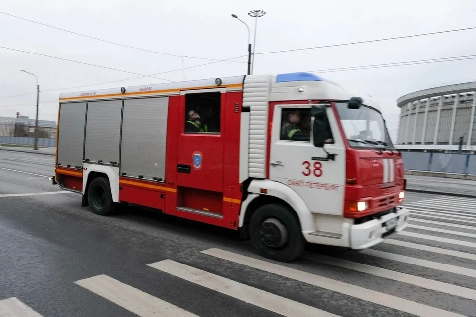 В Петербурге ночью произошел пожар в трехкомнатной коммуналке.