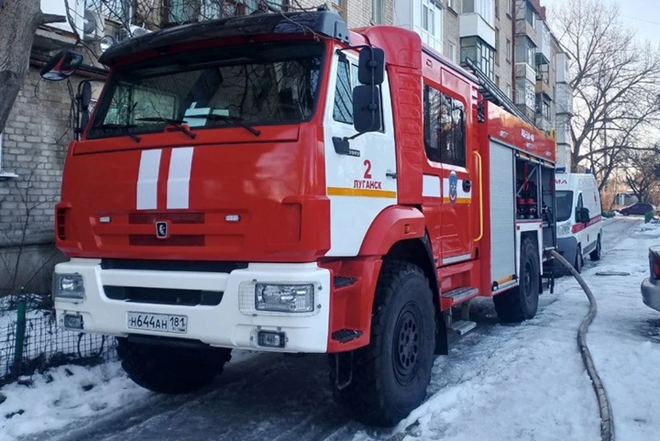 На пожаре была спасена 85-ти летняя луганчанка. Фото - МЧС ЛНР