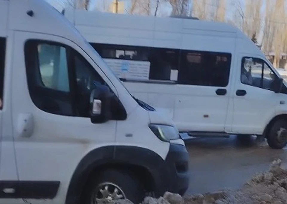 Две маршрутки из Волжского столкнулись на остановке в Волгограде. Кадр с видео Ярослава Аршинова.