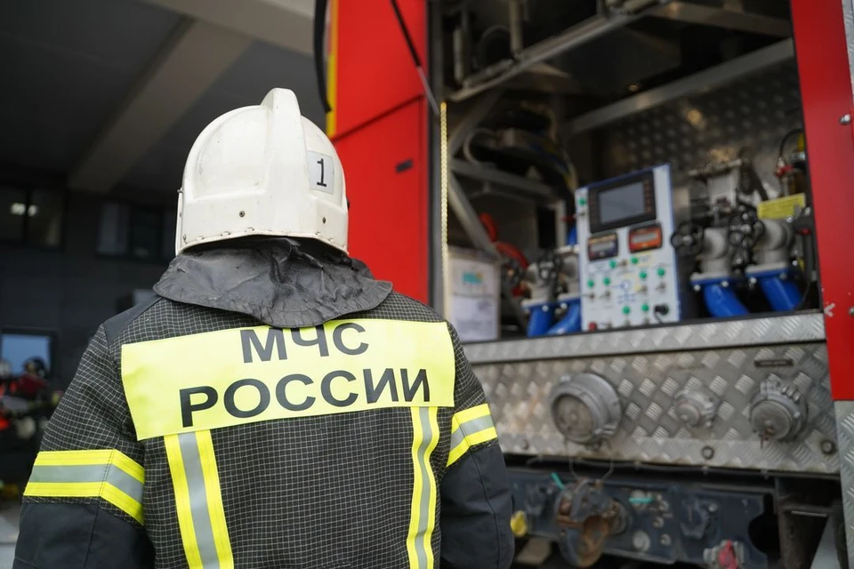 В Новосибирской области Toyota вспыхнула на парковке у дома.