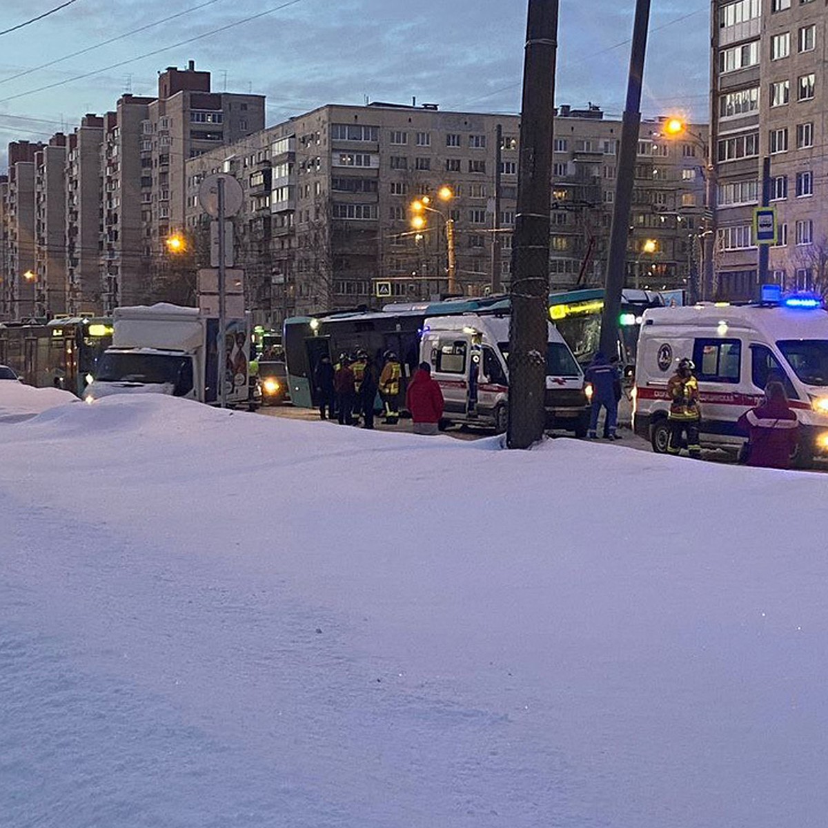 4 человека попали в больницу из-за ДТП на Светлановском проспекте в  Петербурге - KP.RU