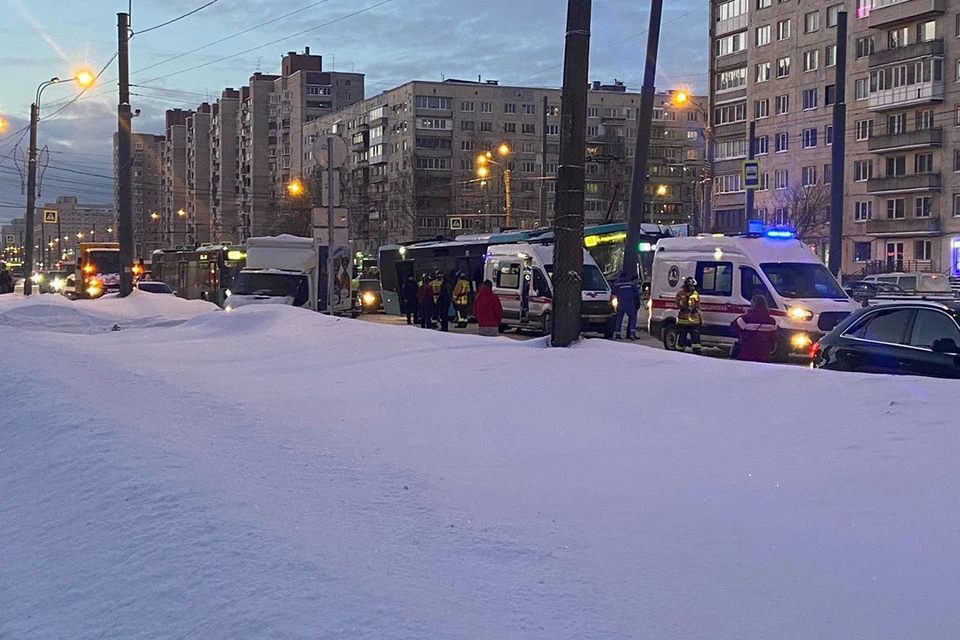 4 человека попали в больницу из-за ДТП на Светлановском проспекте в Петербурге. Фото: t.me/Megapolisonline