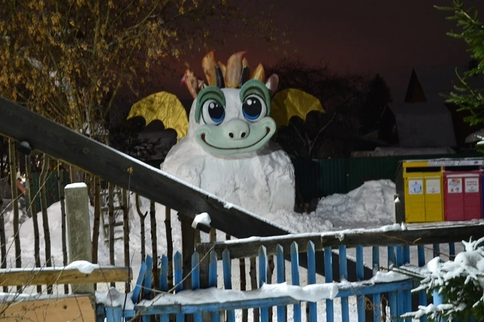 В Тверицах Ярославля художник доделывает снежного дракона. ФОТО: страница Сергея Марценко ВКонтакте