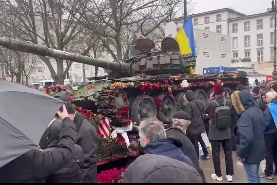 В Европе установка подбитых на Украине российских танков привела к тому, что люди несли к ним цветы.