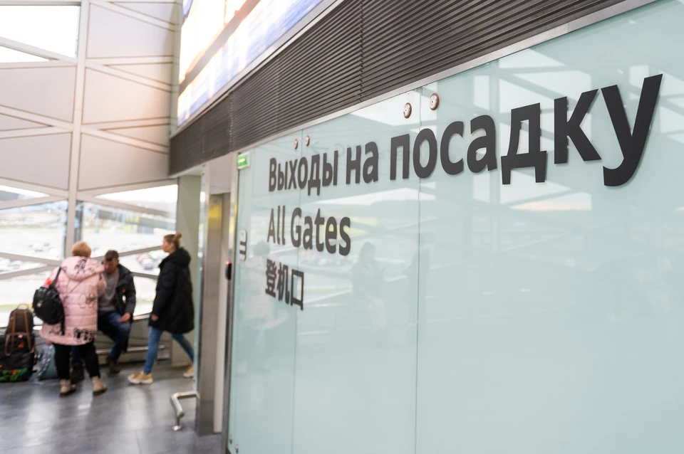 В Пулково усиленно чистят взлетно-посадочные полосы.