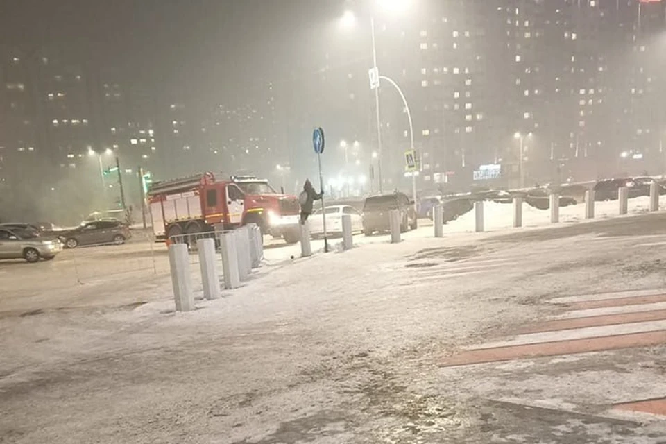К «Кузбасс-Арене» по тревоге приехали пожарные.