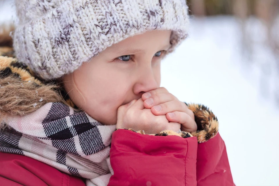 Снежной зимой дети обычно с радостью проводят время на улице, им особенно нравятся снежки и санки, коньки и беготня. Но могут ли зимние забавы нанести вред здоровью ребенка?