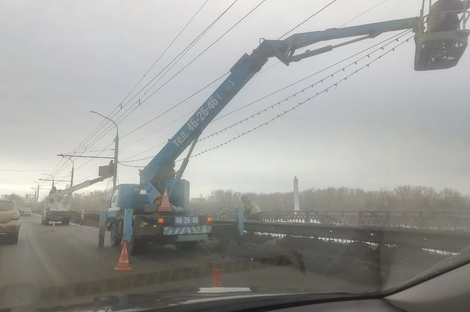 Предположительно, завтра или послезавтра, пишут горожане, украсят и вторую сторону моста. Фото: ТГ-канал "Южный нам нужный"