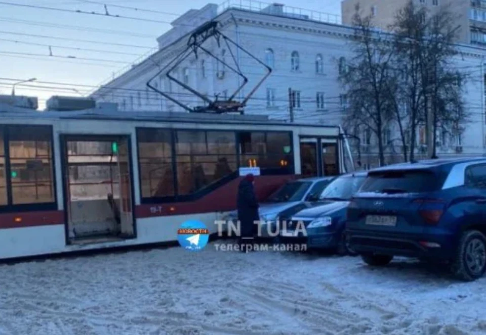 В Туле возле диагностического центра произошло ДТП с участием трамвая. Фото: Telegram-канал «Только Новости».