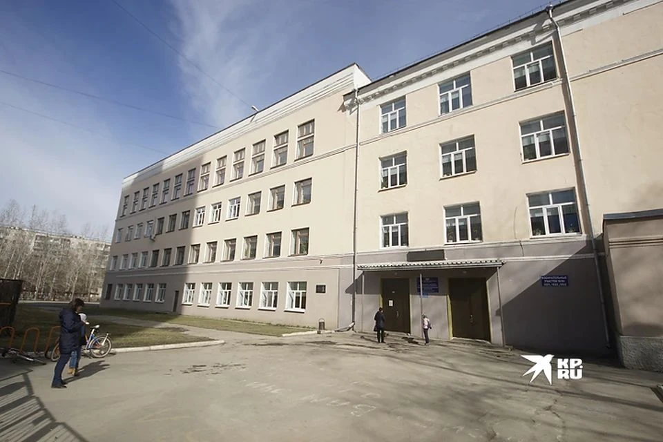 За две недели до 1 сентября в школе №68 обрушился потолок в двух классах
