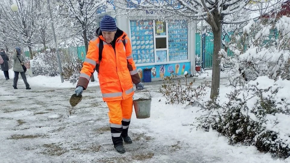 Улицы Краснодара обрабатывают от гололеда.