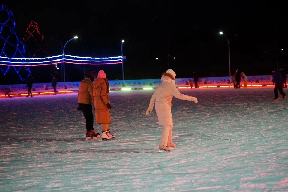 Зимним вечером самарский каток становится одним из самых популярных мест для свиданий.