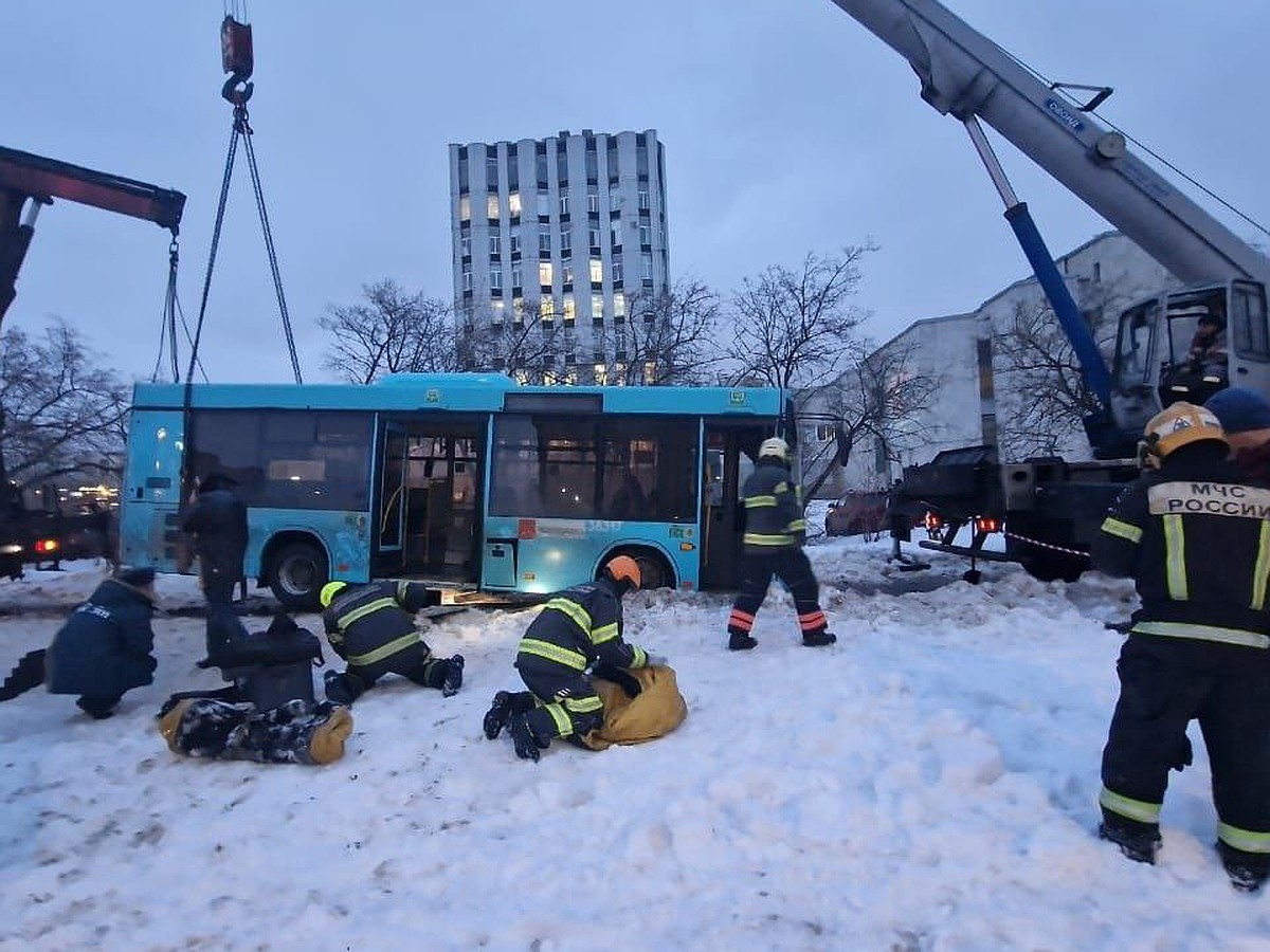 Что ждет водителя автобуса, влетевшего в толпу людей на тротуаре в  Петербурге - KP.RU