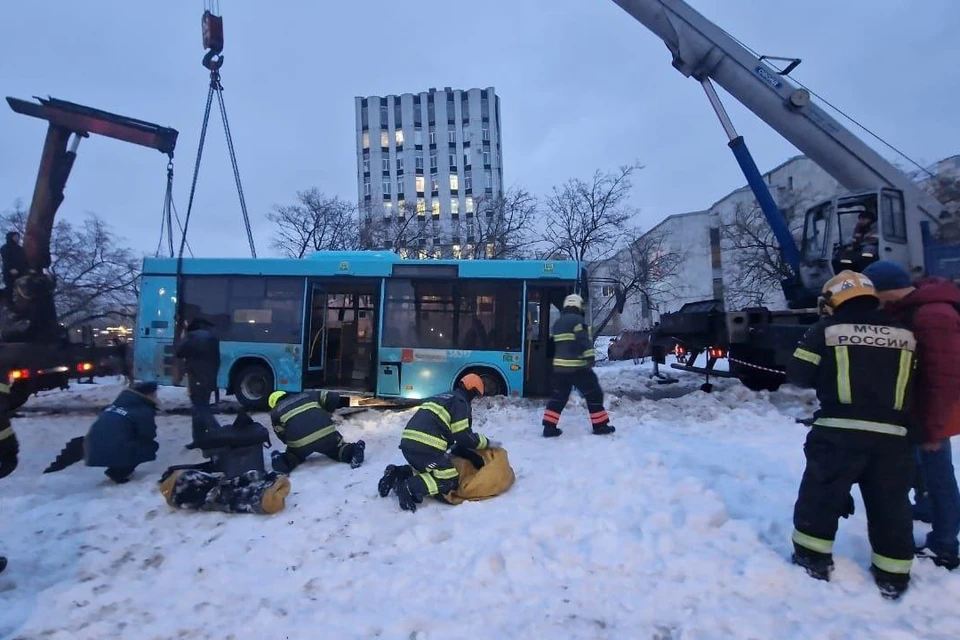 Чтобы вытащить несчастных, которых автобус подмял под себя, многотонный транспорт пришлось поднимать при помощи крана. Фото: ДТП и ЧП | Петербург