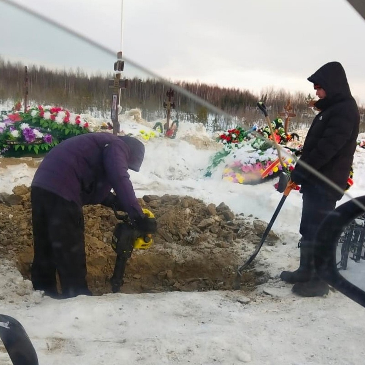 Родственники усопшей женщины в Югре два дня копали для нее могилу из-за  дороговизны услуг кладбища - KP.RU