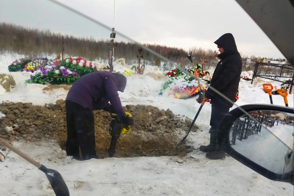 В Мегионе родственникам пришлось самим копать могилу, чтобы похоронить женщину. Фото: ЧП Мегион (ВКонтакте)