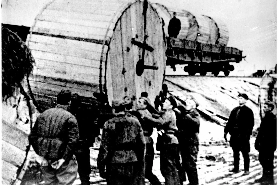 В дни блокады Ленинграда работники «Ленэнерго» под бомбежками и артобстрелами прокладывали кабели и восстанавливали поврежденные энергообъекты. Фото: «Ленэнерго».