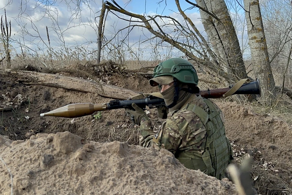 Российские военные контролируют ситуацию на линии боевого соприкосновения