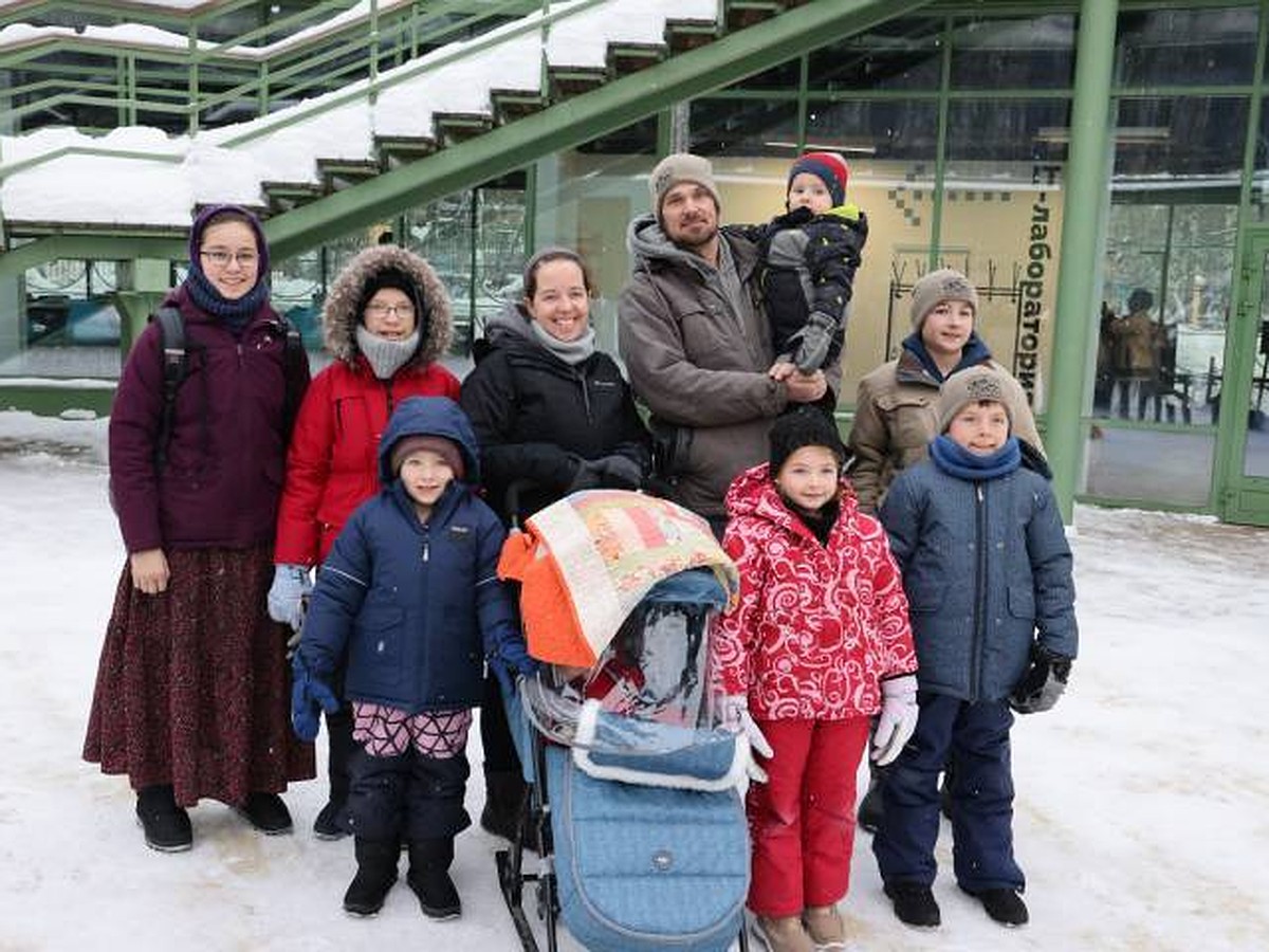 Некоторые нас посчитали сумасшедшими»: Многодетная семья из Канады  перебралась в Нижегородскую область, чтобы открыть свое фермерское  хозяйство - KP.RU