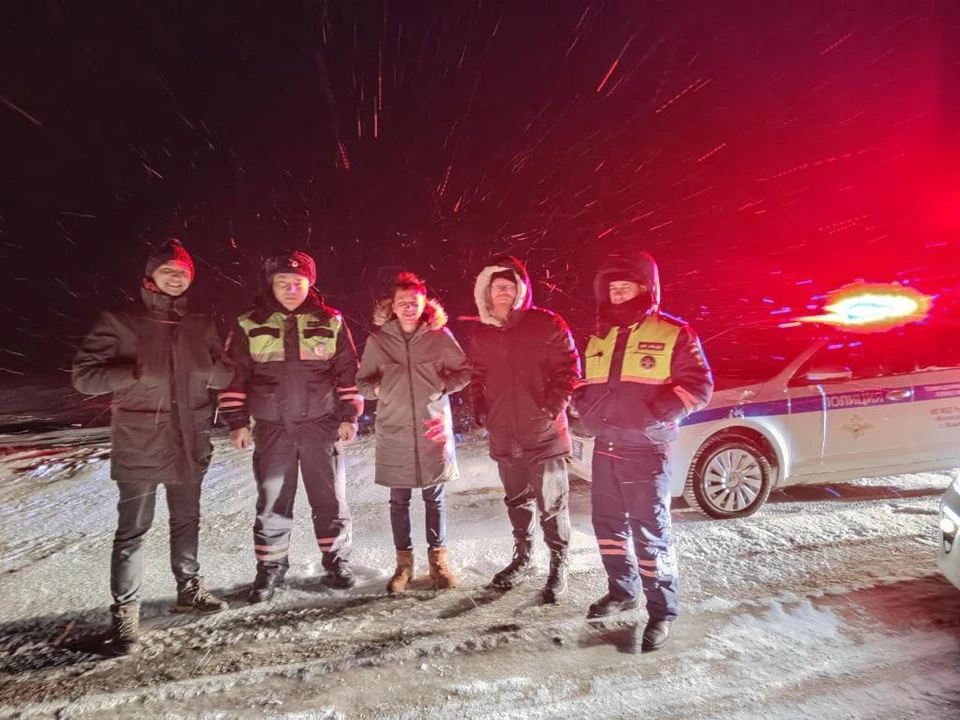 Парни застряли в снегу на машине