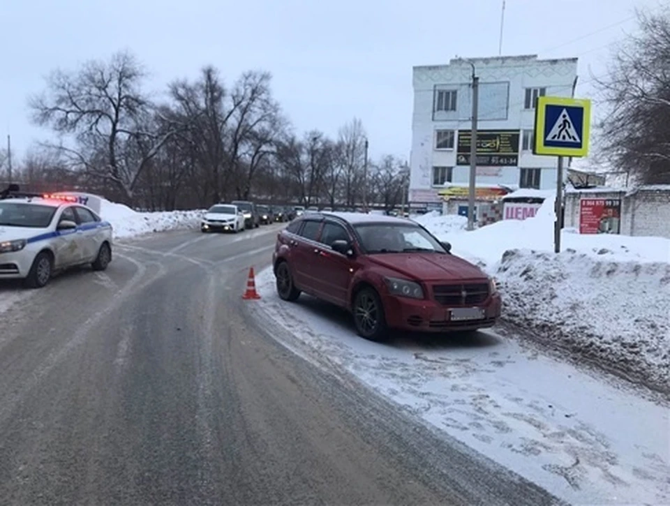 Мужчина на иномарке не пропустил пешеходов на нерегулируемом переходе