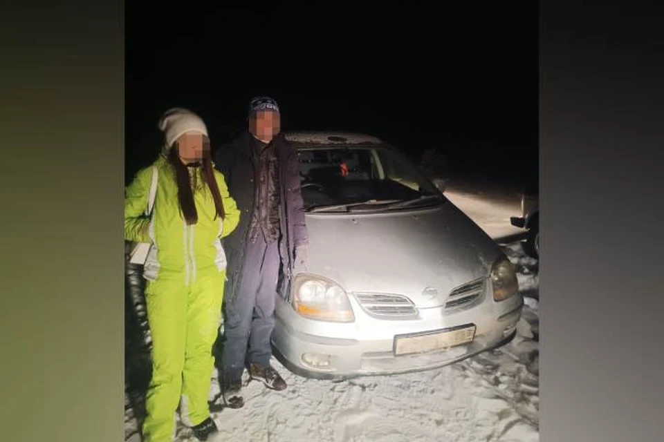 Двое людей застряли в трещине на льду в Иркутской области