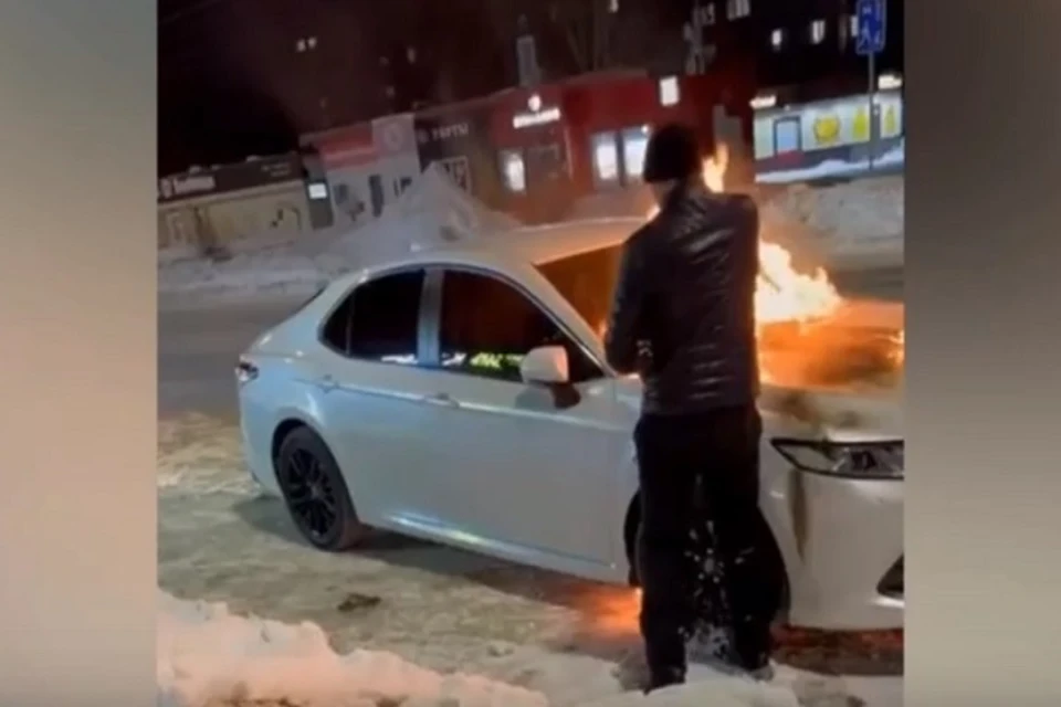 Прохожие помогали тушить иномарку снегом / Видео: t.me/chptlt