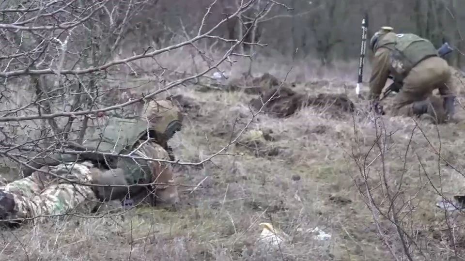 Саперы обеспечивают прикрытие позиций российских войск минными заграждениями. Фото - скриншот с видео