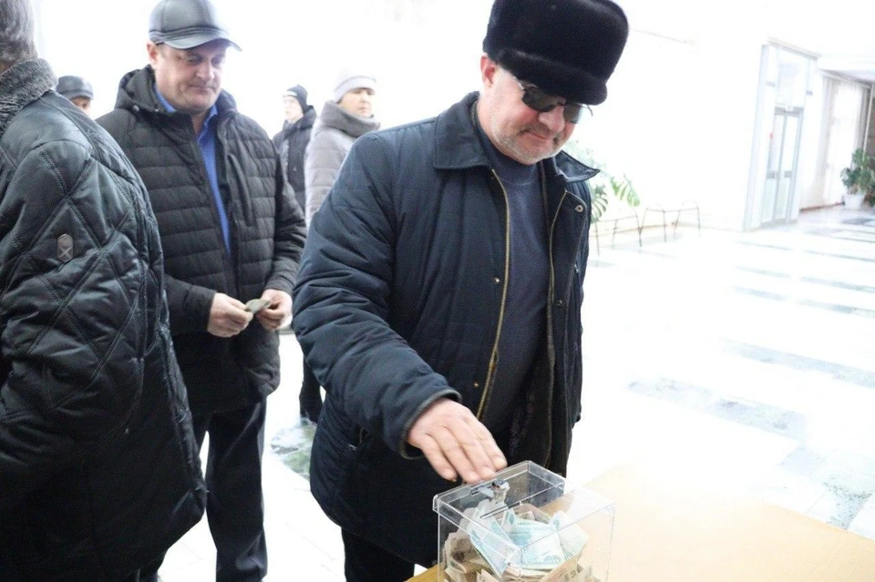 В фойе учреждения организовали сбор средств в поддержку военнослужащих. Фото: администрация Тюльганского района