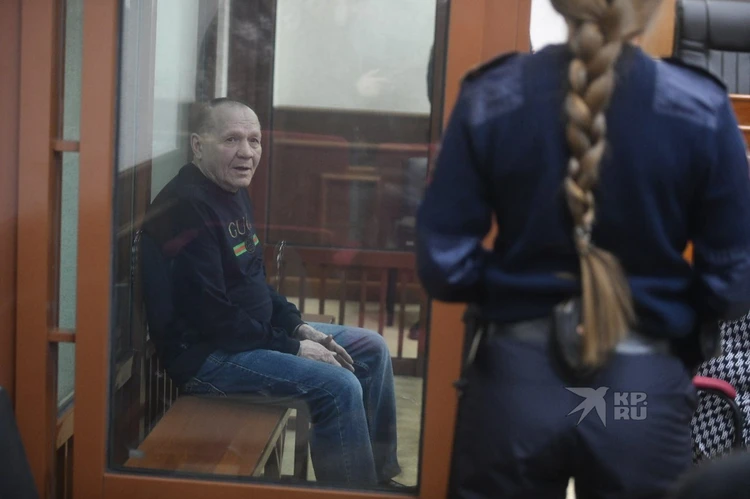Слушал вердикт с улыбкой: в Екатеринбурге вынесли приговор рецидивисту, убившему медбрата
