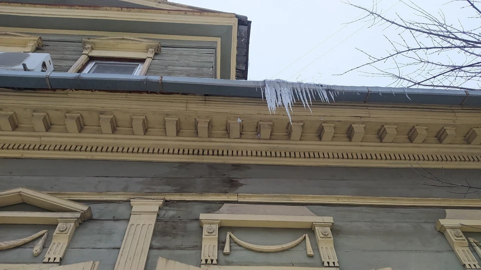 Ликвидацией наростов на крышах должны заниматься собственники зданий или управляющие организации