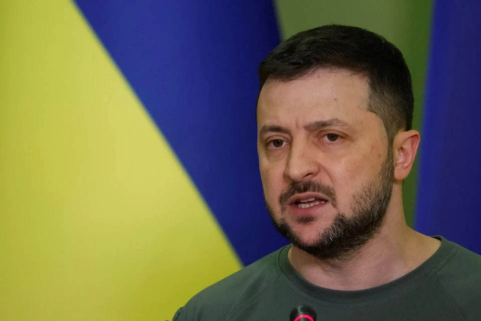 Пресс-секретарь президента Украины^ Зеленский не увольнял главкома ВСУ