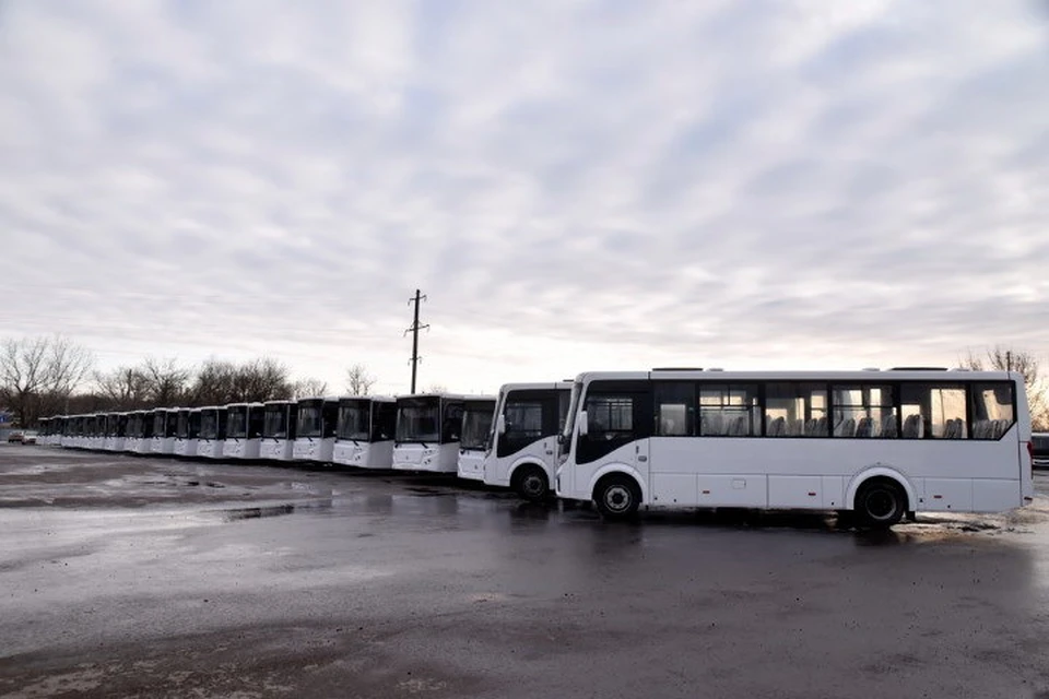 Муниципалитеты получили новые комфортабельные автобусы, оснащенные навигационным оборудованием и видеокамерами. Фото: АГ ДНР