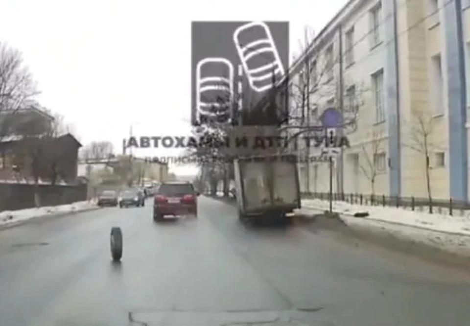 В Туле на улице Мосина у фургона на ходу отвалились колеса. Фото: Telegram-канал «Автохамы и ДТП | Тула».