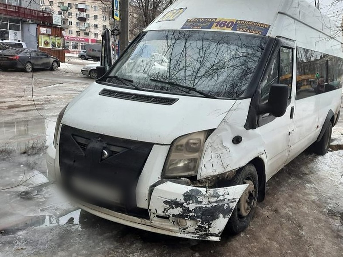 В центре Волгограда маршрутка вылетела на тротуар после тарана иномарки -  KP.RU