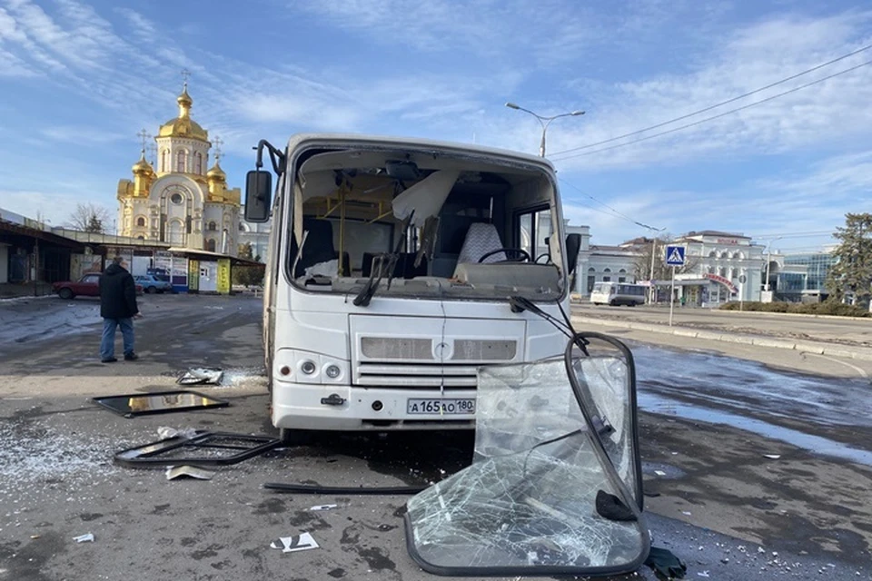 Беспилотник ВСУ атаковал автобус и магазин в районе железнодорожного вокзала Донецка