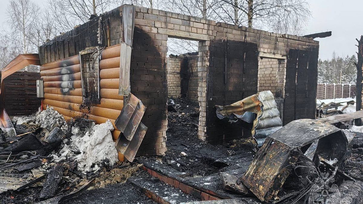 «Пытались спасти ребят через окно»: Стали известны подробности пожара на  Бору, в котором погибли трое детей - KP.RU