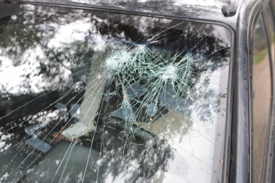 Неизвестные обстреляли машину во дворе Нижнего Новгорода