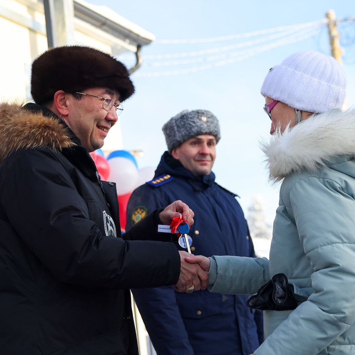 Дети-сироты в поселке Нижний Бестях получили ключи от квартир из рук Айсена  Николаева - KP.RU