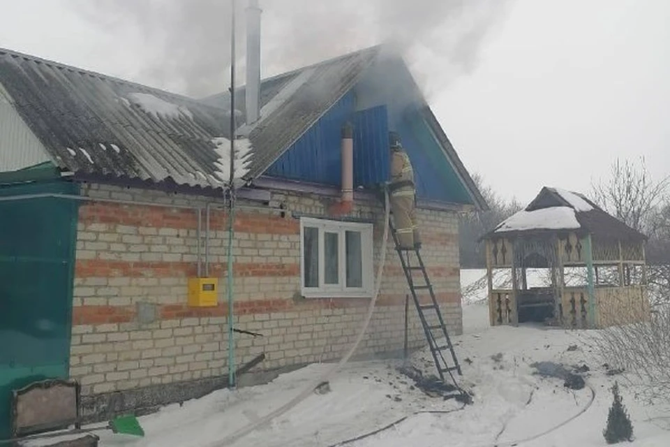 Два расчета МЧС тушили горящий жилой дом в селе под Липецком