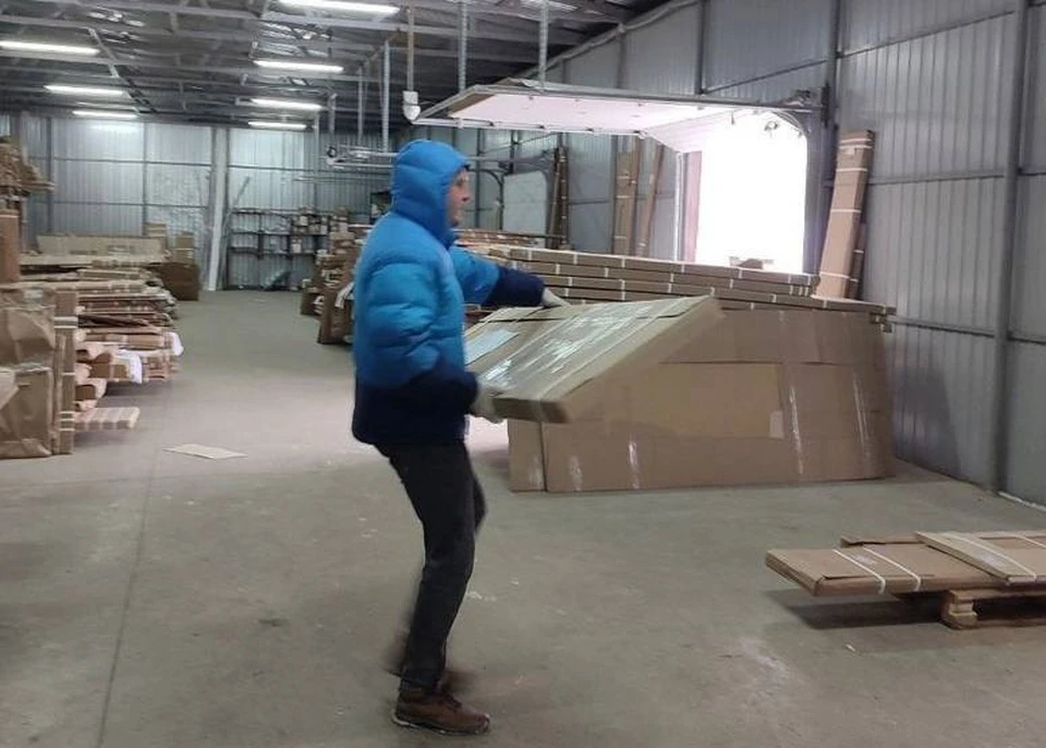 Шефы из Пензенской области изготовили мебель для будущего МФЦ в Токмаке. ФОТО: администрация Токмакского района