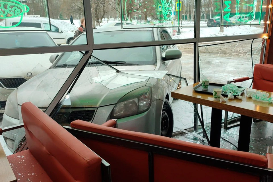 Легковушка протаранила витрину кафе во Всеволожском районе Ленобласти. Фото: t.me/peterburgnovosti