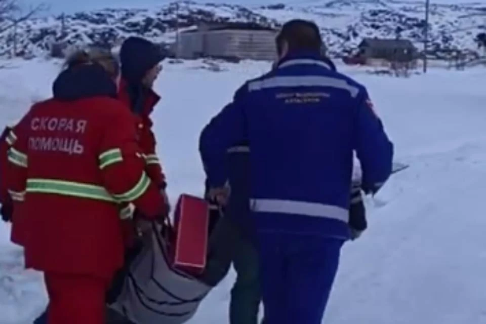 Пациента со сломанной ногой эвакуировали до вертолета на мягких носилках. Фото: скриншот видео минздрава Мурманской области